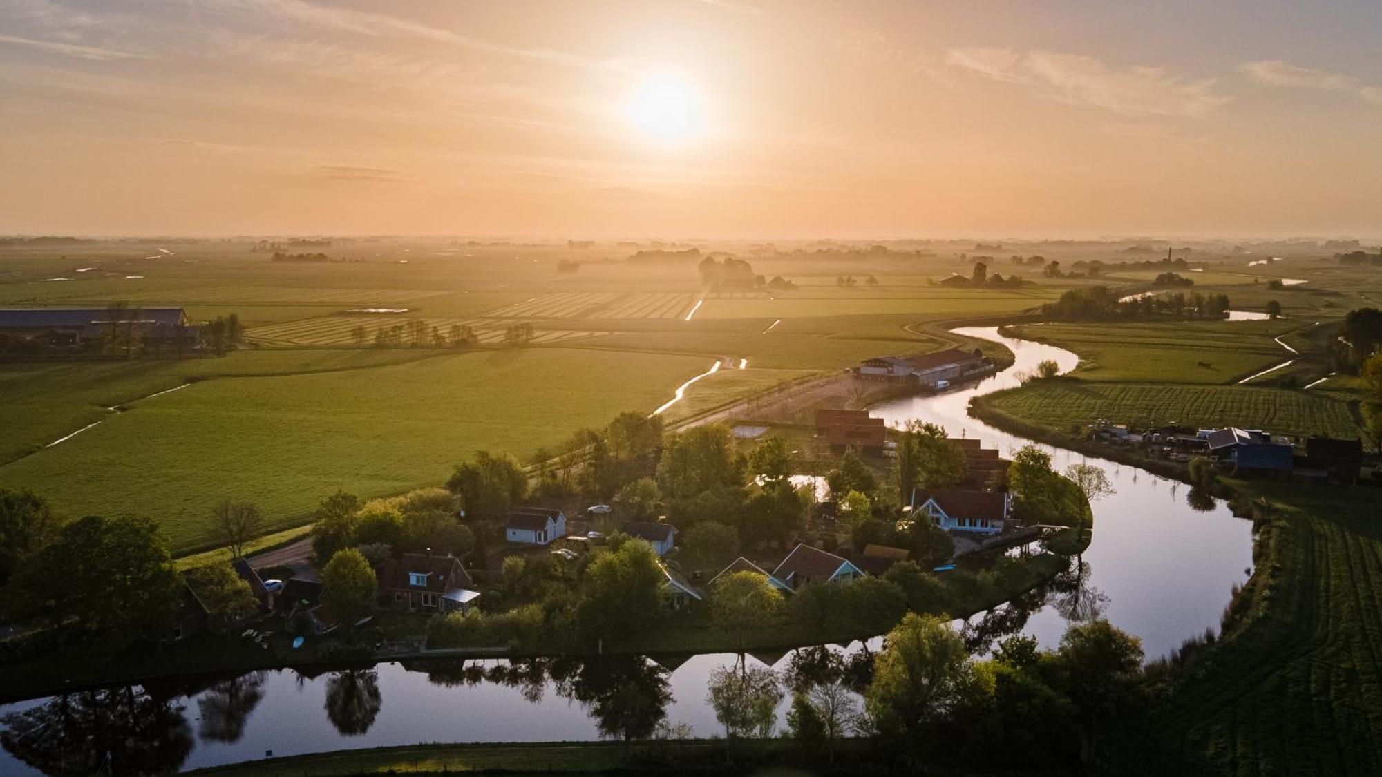 Pod Huisje Met Hottub Dokkum Exterior photo